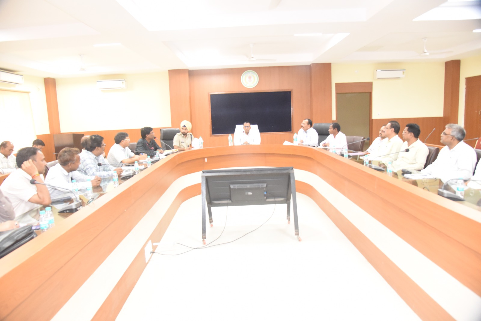 नीट-यूजी 2026 निष्पक्ष और पारदर्शी परीक्षा आयोजन के लिए कलेक्टर ने ली बैठक